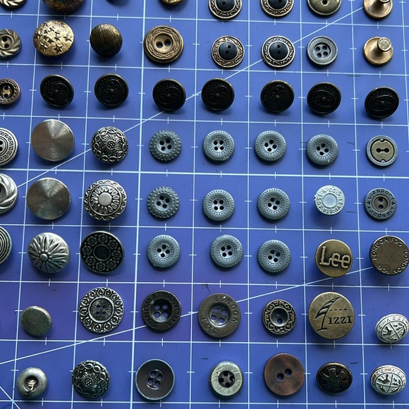 117 count Assorted Button Collection shank 2 & 4 hole new and old most metal - Picture 4 of 16